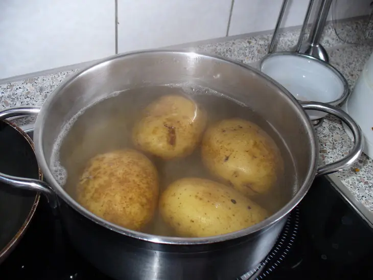 Яйца запеченные в картошке: шаг 1
