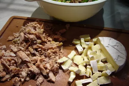 Салат с  отварной рыбой и камембером: шаг 1