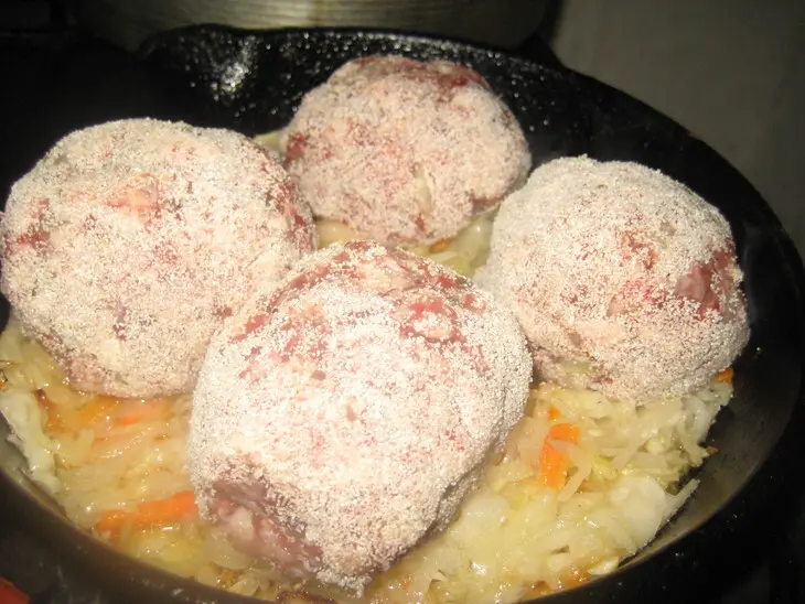 Каширская солянка с бифштексами и чёрными грибами.: шаг 3