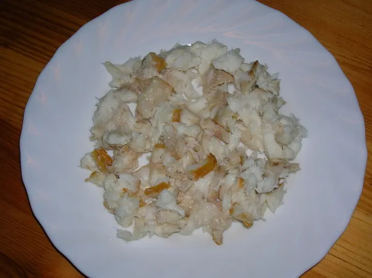 Салат  рыбный с сыром: шаг 1