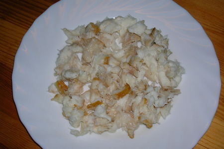 Салат  рыбный с сыром: шаг 1