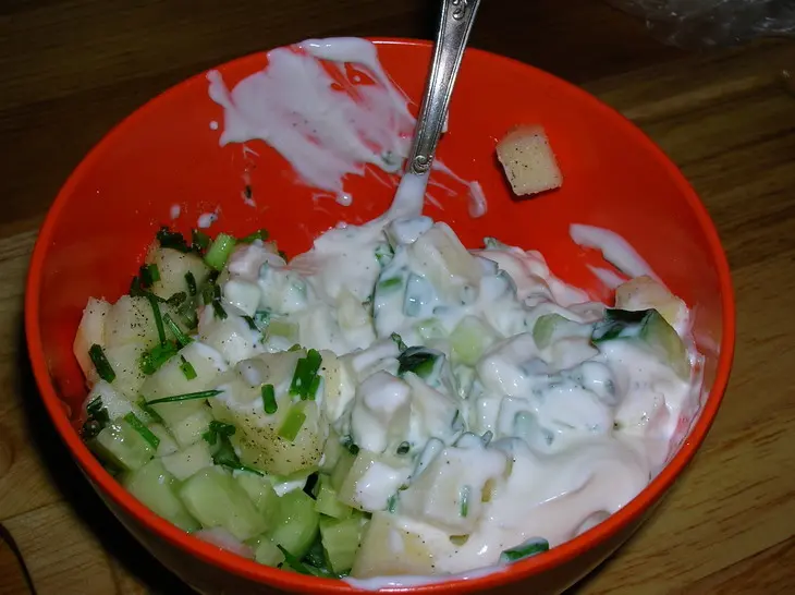 Салат  рыбный с сыром: шаг 2