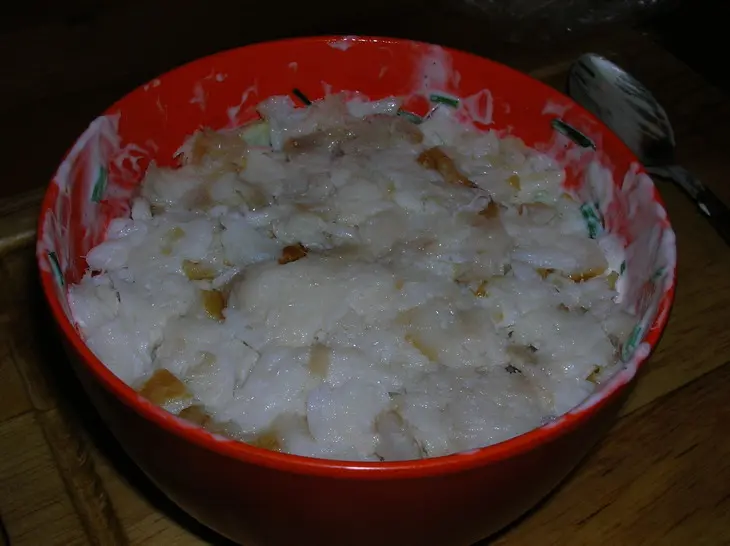 Салат  рыбный с сыром: шаг 3