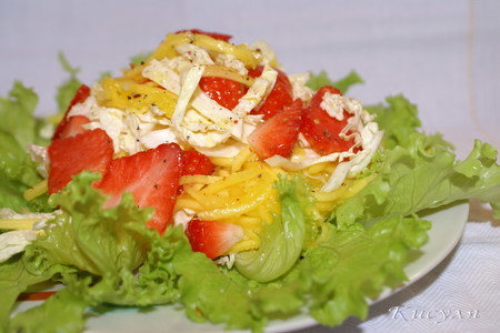 Лёгкий салат с клубникой, манго и китайской капустой: шаг 6