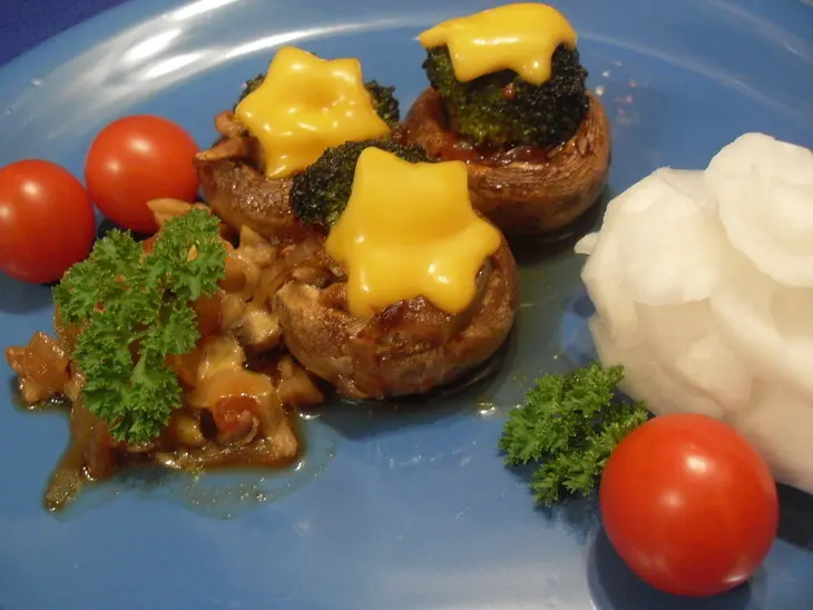 Соленое - полукопченое мясо с грибами: шаг 3
