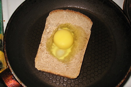 Яйцо в хлебе(вариант): шаг 2