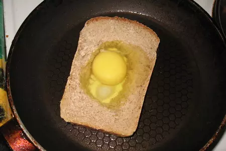 Яйцо в хлебе: шаг 2