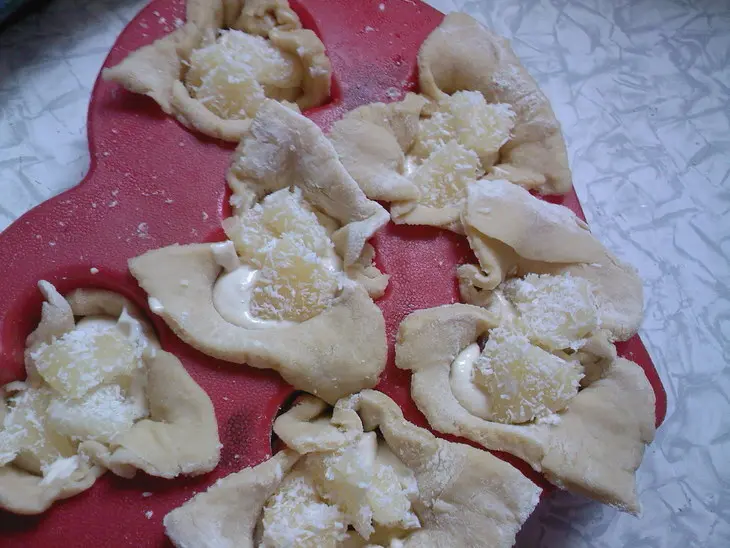 Творожные пирожные с ананасами и мармеладом: шаг 4
