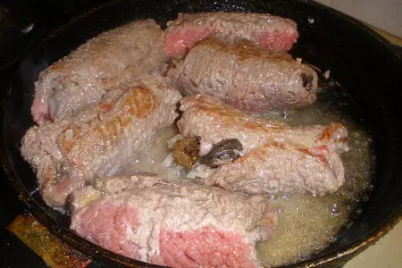 Рулетики из говядины с грибами: шаг 5