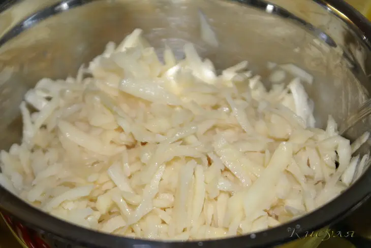 Хрустящие картофельные корзиночки с селёдкой: шаг 1