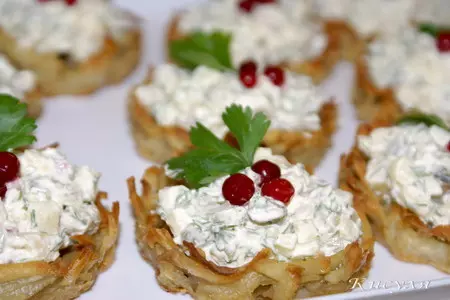 Хрустящие картофельные корзиночки с селёдкой: шаг 7