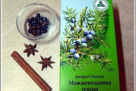 Краснокочанная капуста с можжевельником, вишней и яблоками.: шаг 1