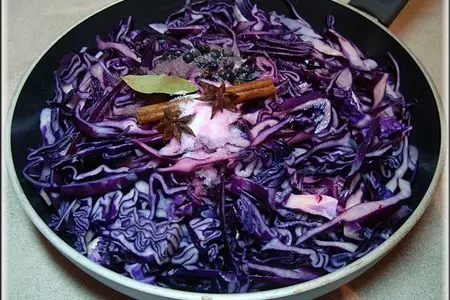 Краснокочанная капуста с можжевельником, вишней и яблоками.: шаг 6