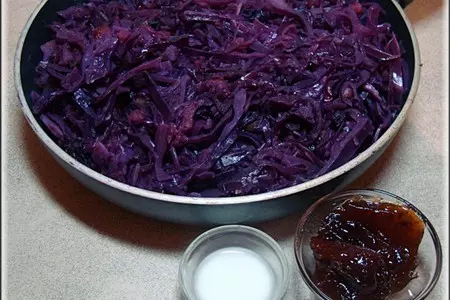 Краснокочанная капуста с можжевельником, вишней и яблоками.: шаг 8