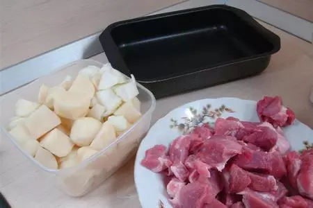 Жаркое из мяса с картофелем: шаг 1