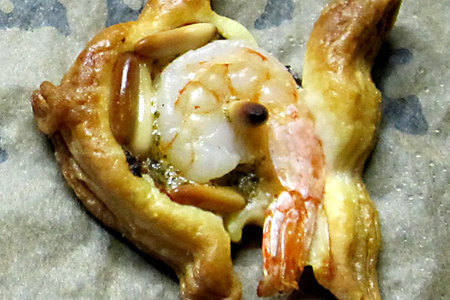 Закуска из слоёного теста с креветками,песто и кедровыми орешками "рыбки": шаг 3
