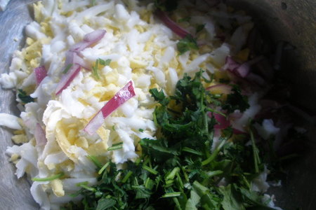 Салат яичный  с карамелизированным луком: шаг 1