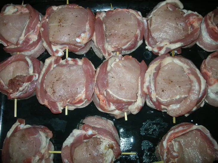 Мясные медальоны с перепелиными яйцами: шаг 3
