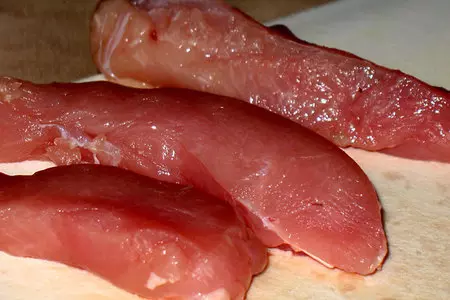 Полоски из куриной грудки в пармезановой корочке с крошкой из зелени: шаг 3