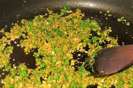 Полоски из куриной грудки в пармезановой корочке с крошкой из зелени: шаг 4