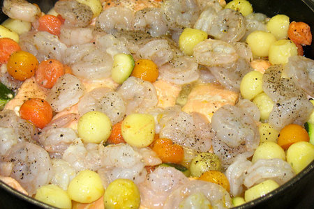 Филе горбуши с пёстрыми овощными "жемчужинами" и креветками: шаг 6