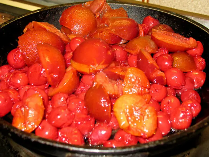 Курица с ореховой начинкой и сливово-вишнёвым соусом: шаг 6