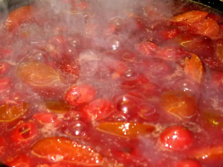 Курица с ореховой начинкой и сливово-вишнёвым соусом: шаг 7