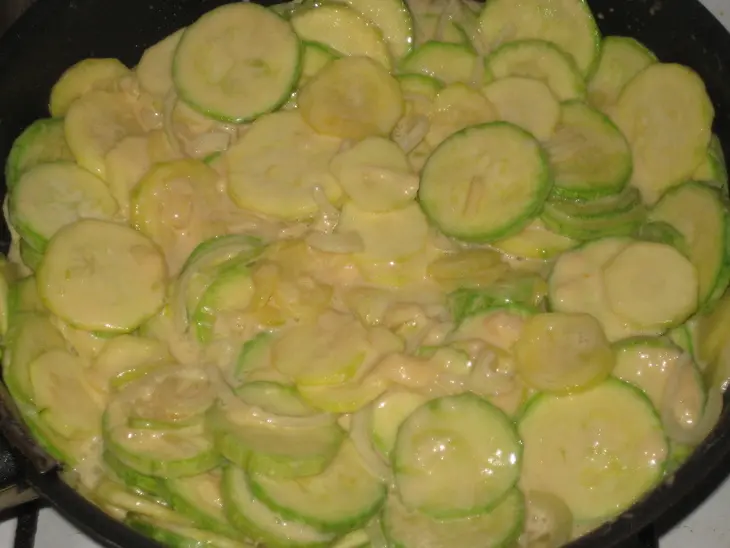 Запеканка из кабачков с луком.: шаг 3