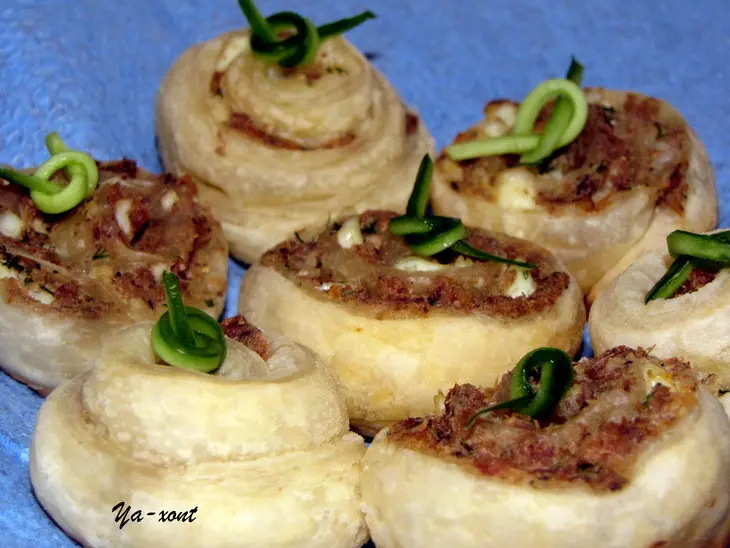Закусочные рыбные розочки: шаг 1