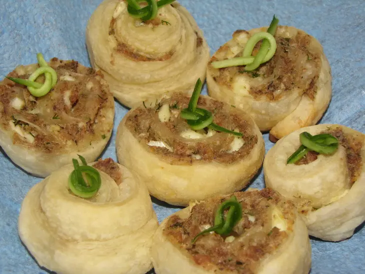 Закусочные рыбные розочки: шаг 2