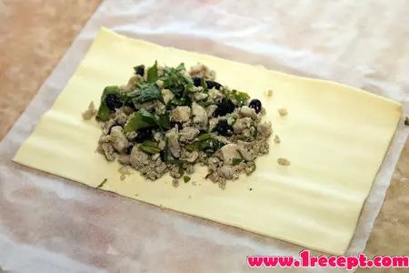 Конвертики с курицей и изюмом: шаг 1