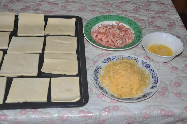 Слоёные треугольнички с сыром и креветками: шаг 1