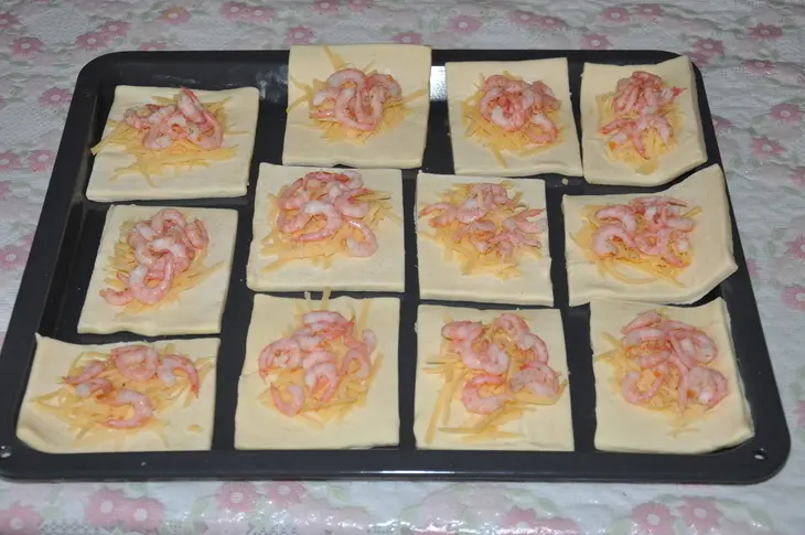 Слоёные треугольнички с сыром и креветками: шаг 2