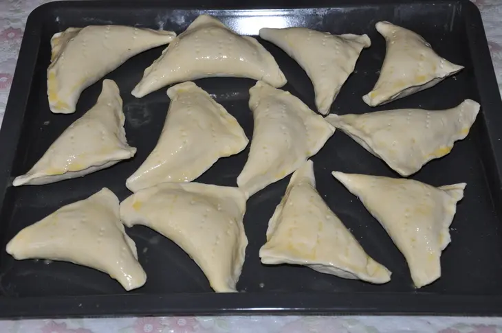 Слоёные треугольнички с сыром и креветками: шаг 3