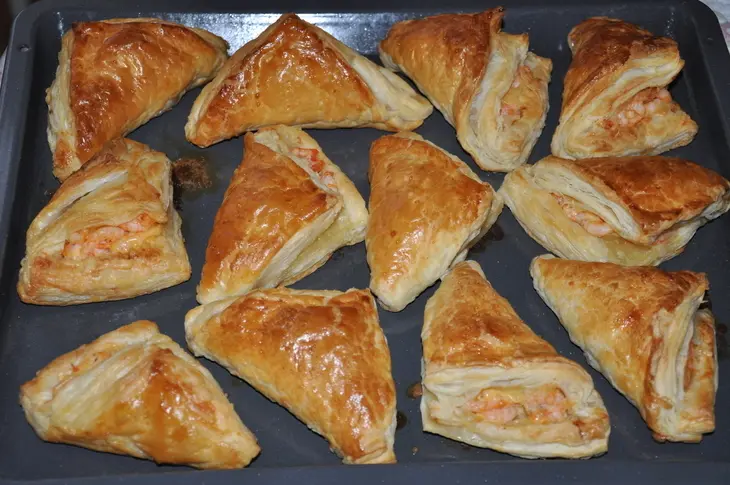 Слоёные треугольнички с сыром и креветками: шаг 4