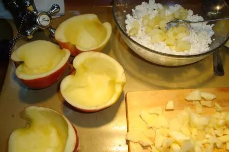 Яблоки, фаршированные творогом, с клюквенным сиропом: шаг 1