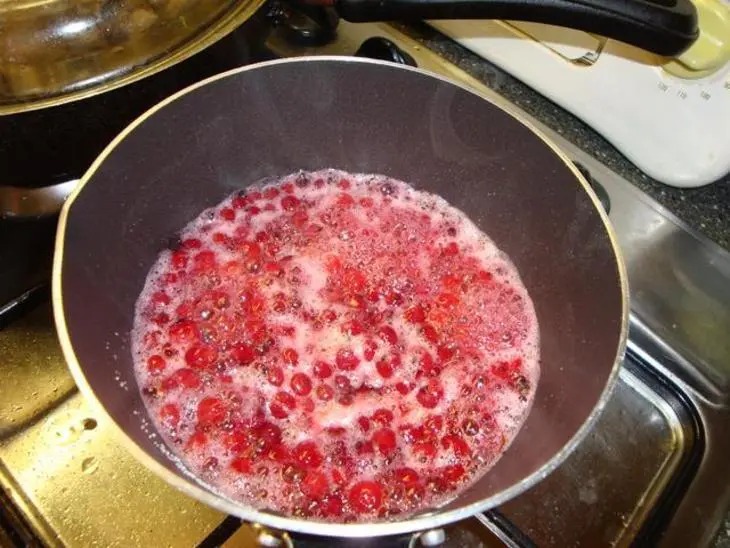 Яблоки, фаршированные творогом, с клюквенным сиропом: шаг 2