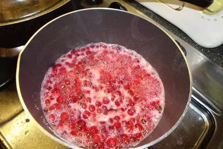 Яблоки, фаршированные творогом, с клюквенным сиропом: шаг 2