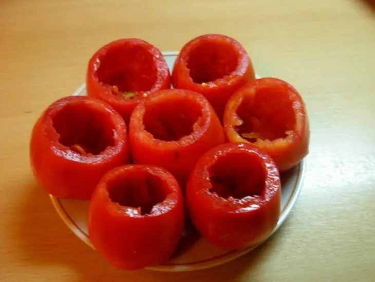 Помидоры, фаршированные курицей: шаг 1