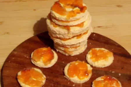 Новогодняя закуска "ананас" с красной рыбой и икрой: шаг 3