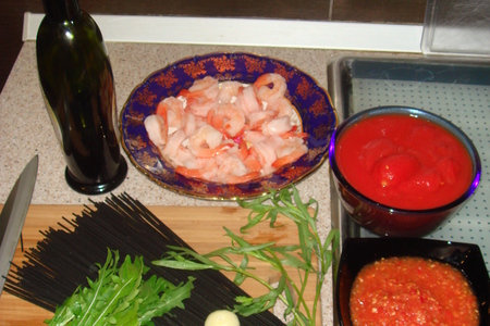 Паста спагетти с чернилами каракатицы и креветками с острым помидорным соусом: шаг 1