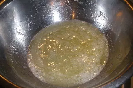 Нежный йогуртовый мусс с клюквенно-апельсиновым соусом: шаг 1
