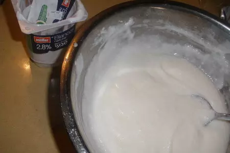 Нежный йогуртовый мусс с клюквенно-апельсиновым соусом: шаг 3