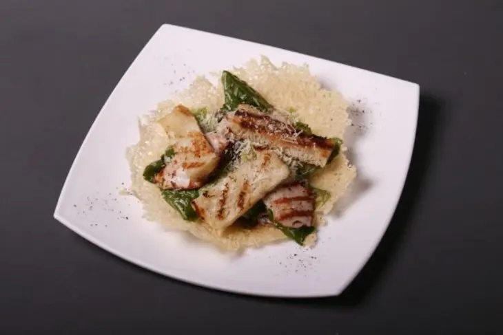 Салат "цезарь с куриной грудкой гриль": шаг 1