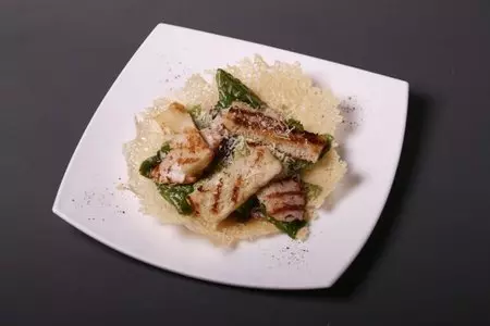 Салат "цезарь с куриной грудкой гриль": шаг 1