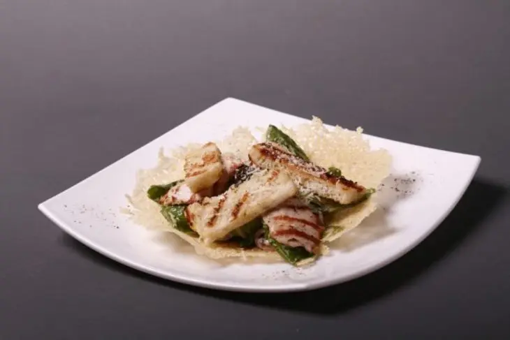 Салат "цезарь с куриной грудкой гриль": шаг 2