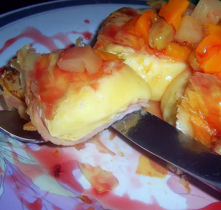 Запеченый сыр brie с ветчиной, и фруктами: шаг 4