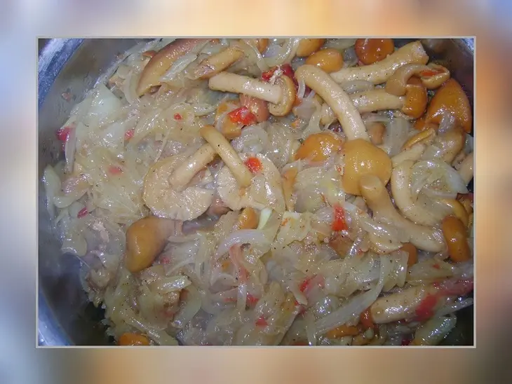 Мясо с черносливом опятами луком в сливочном соусе: шаг 4