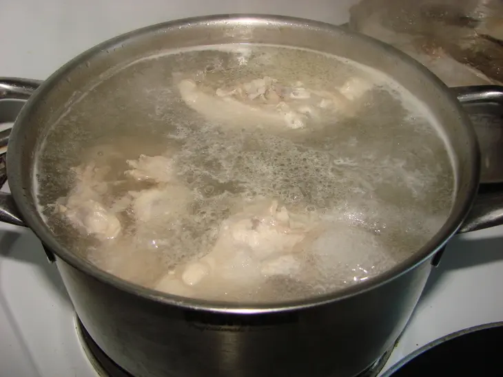Щи из кислой капусты с потрошками.: шаг 1