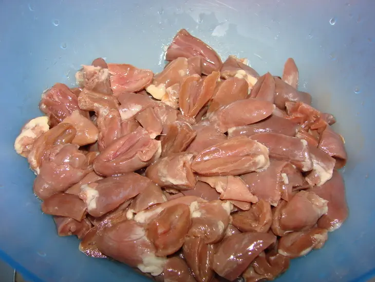 Щи из кислой капусты с потрошками.: шаг 3